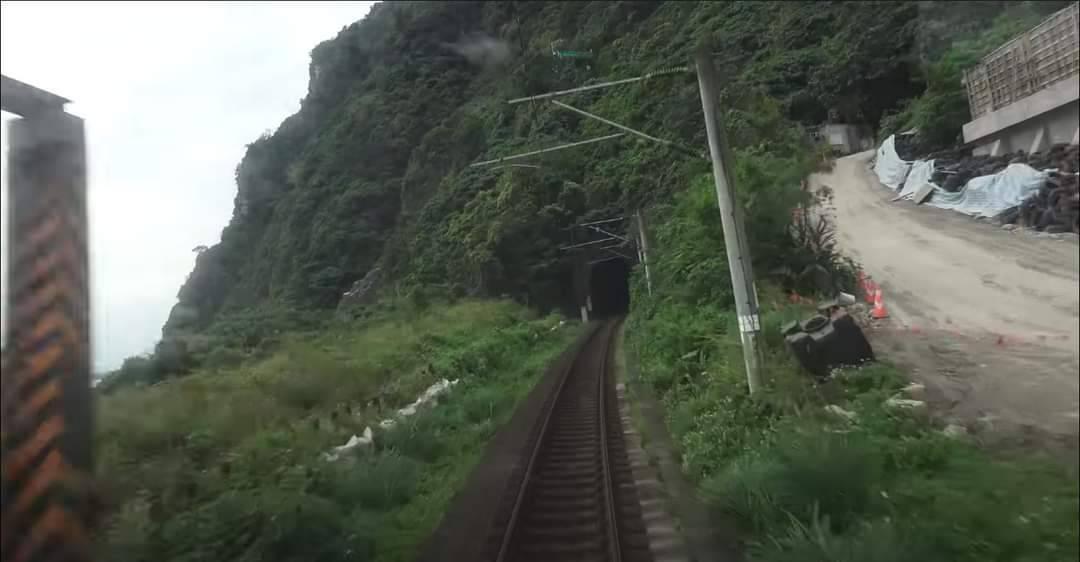 太魯閣號的司機視角影片曝光,畫面中可見工程便道未做任何防護措施。(翻攝自台灣交通鐵道影像YouTube)