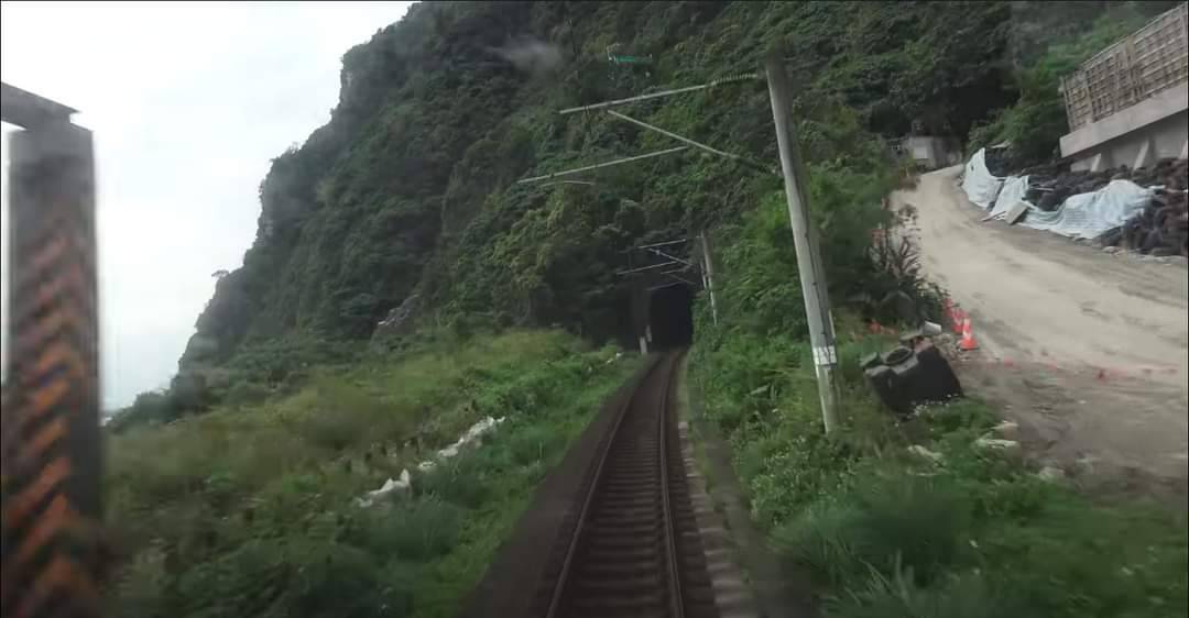 太魯閣號的司機視角影片曝光，畫面中可見工程便道未做任何防護措施。（翻攝自台灣交通鐵道影像YouTube）