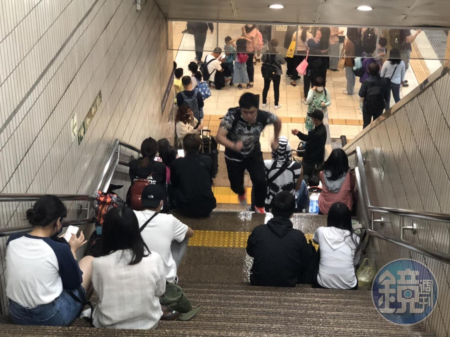 民眾今日上午在台北車站月台上等待台鐵東部線的自強號列車。