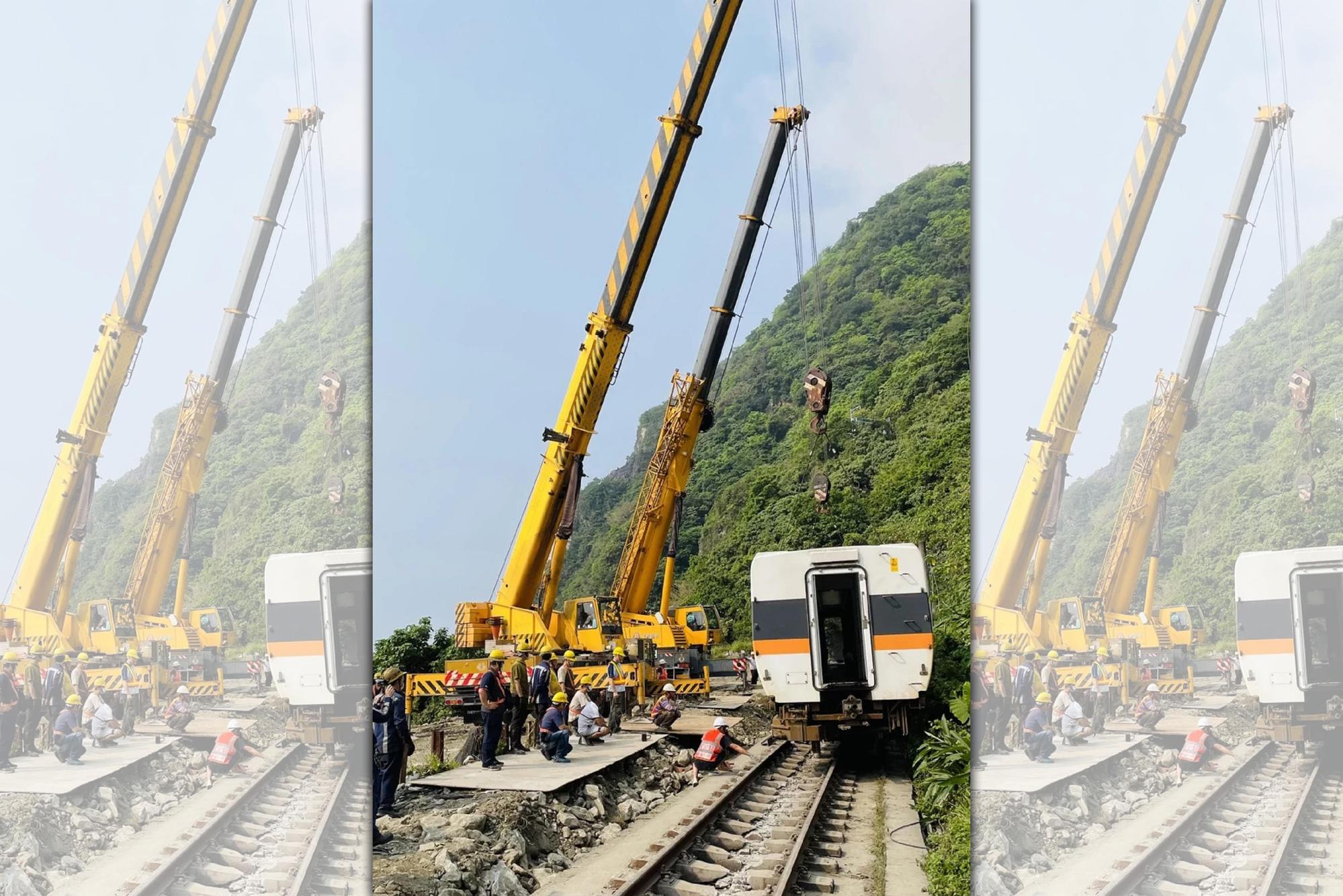 台鐵事故太魯閣號車廂展開吊掛移除作業。（花蓮縣消防局提供）
