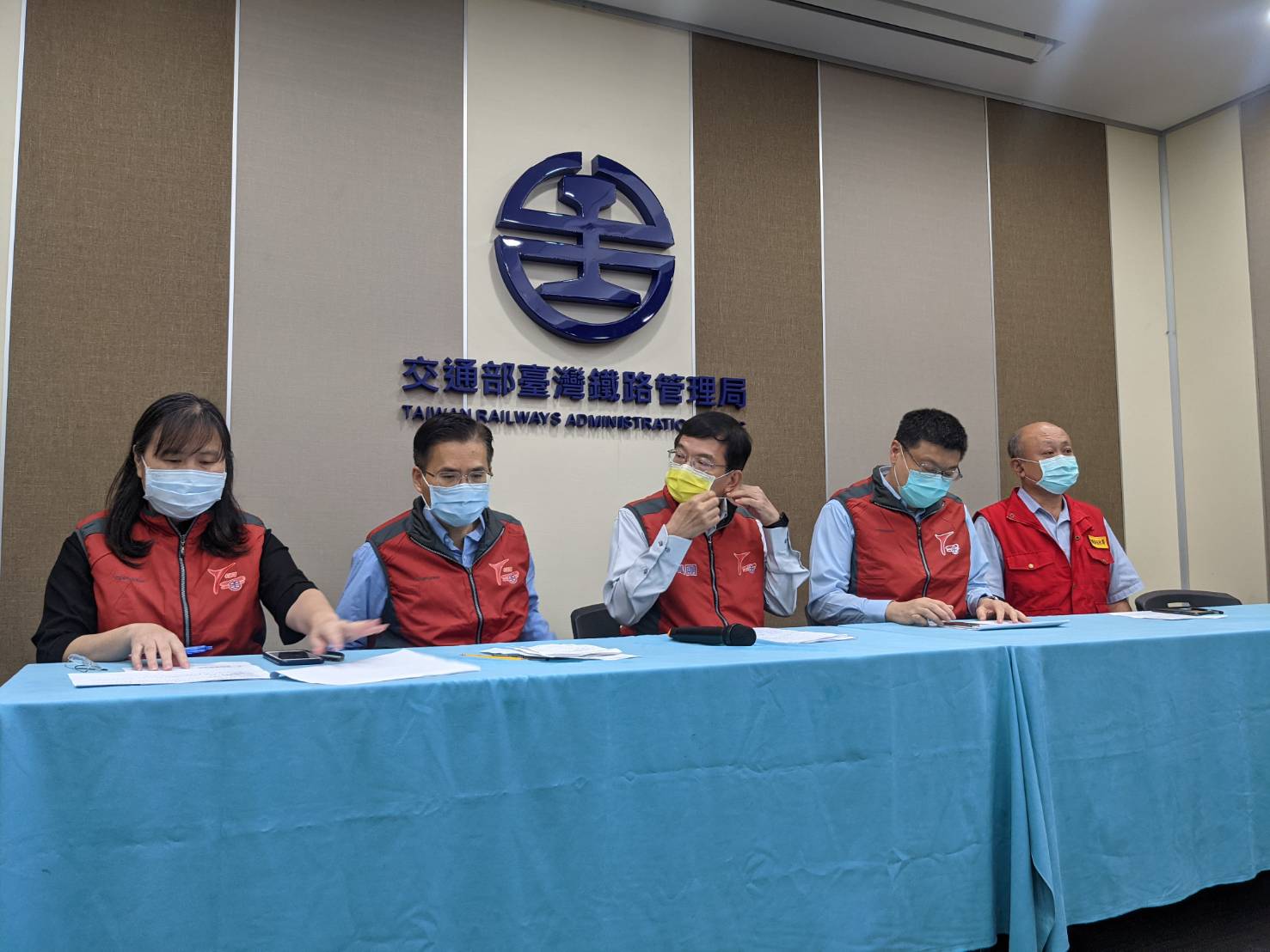 交通部政務次長王國材及相關官員說明太魯閣號事故處理進度。（台鐵提供）
