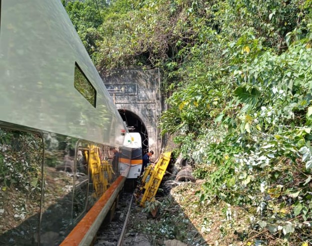 台鐵太魯閣號408車次疑似撞上邊坡滑落的工程車而出軌。（翻攝自「阿美族的歌」臉書）