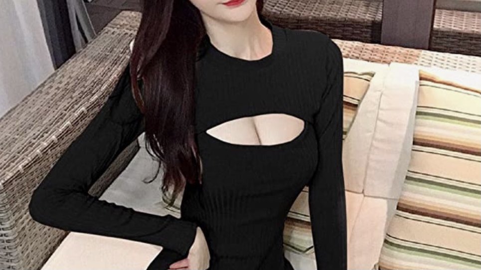 童貞殺毛衣讓胸口線條若隱若現、引人遐想。（翻攝自推特）