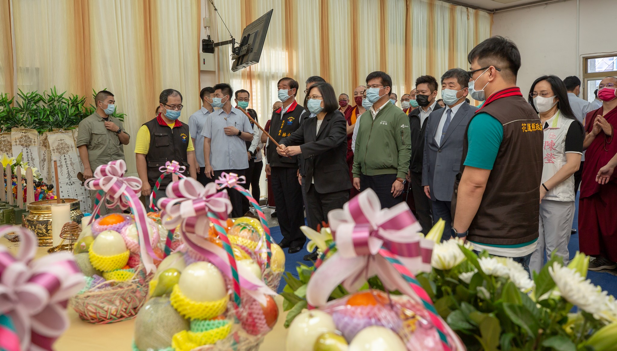 蔡英文今日赴醫院探視傷者、到亡者殯儀館上香。（翻攝自蔡英文臉書）