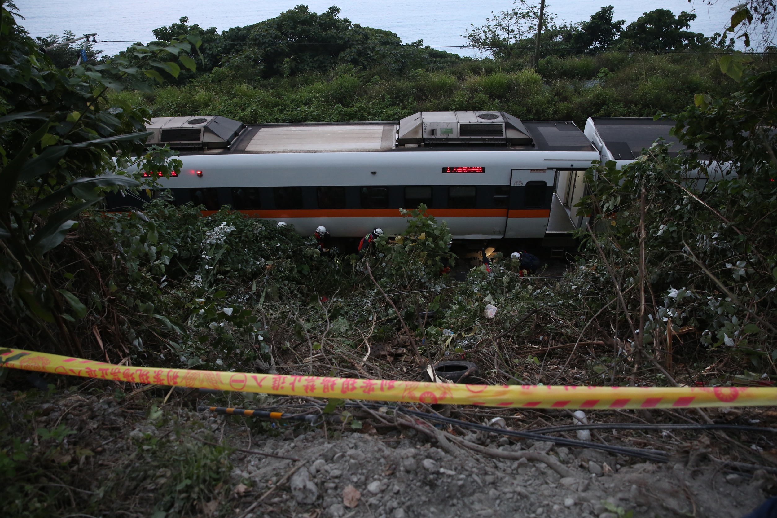 台鐵408次太魯閣號昨日撞上工程車後出軌，造成50人死亡重大事故。
