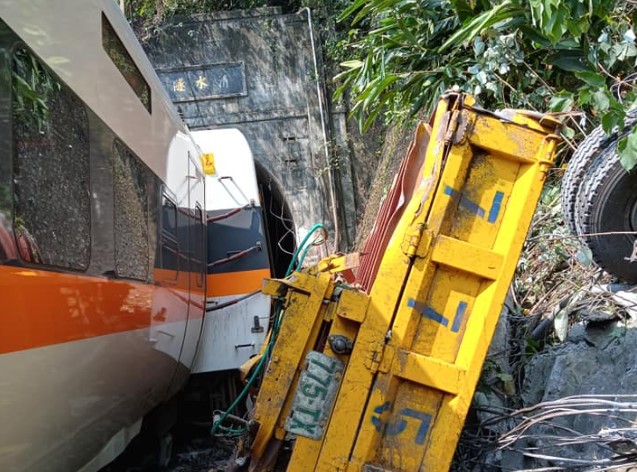 台鐵太魯閣號車廂出軌，造成50人罹難的嚴重意外。（翻攝自「阿美族的歌」臉書）