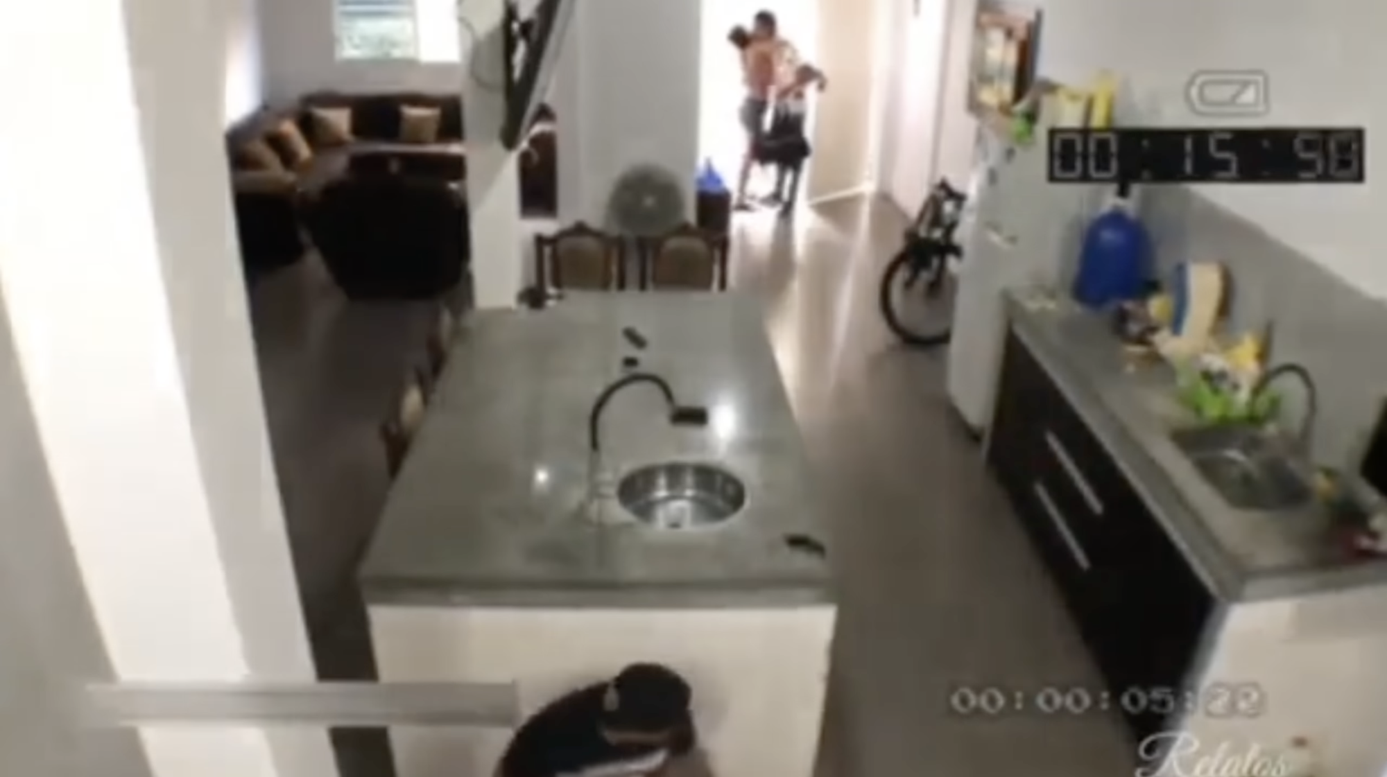 人妻與情夫偷情,老公突然開門回家,嚇得情夫趕緊躲到桌子後。(翻攝自YouTube)