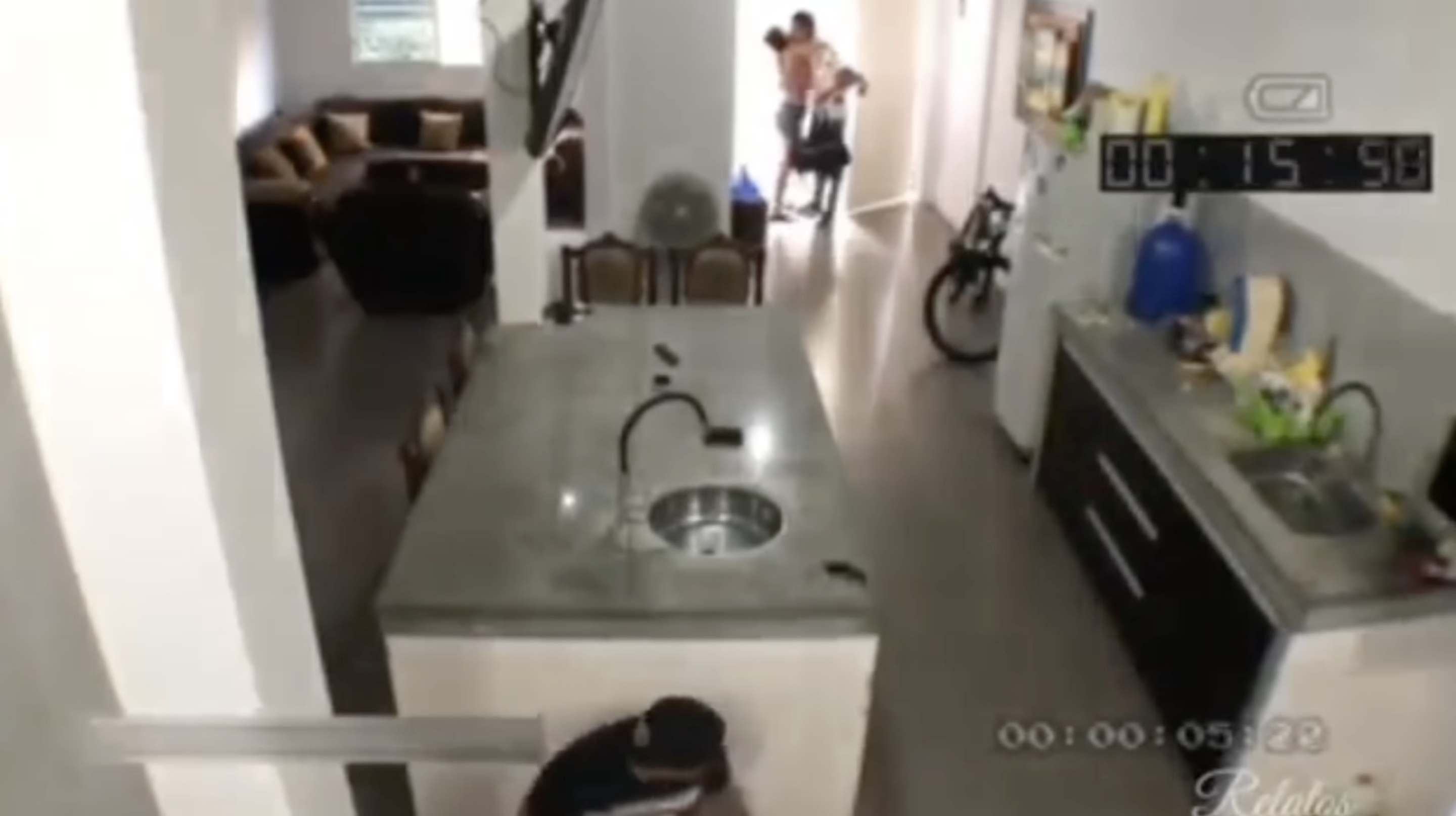 人妻與情夫偷情，老公突然開門回家，嚇得情夫趕緊躲到桌子後。（翻攝自YouTube）