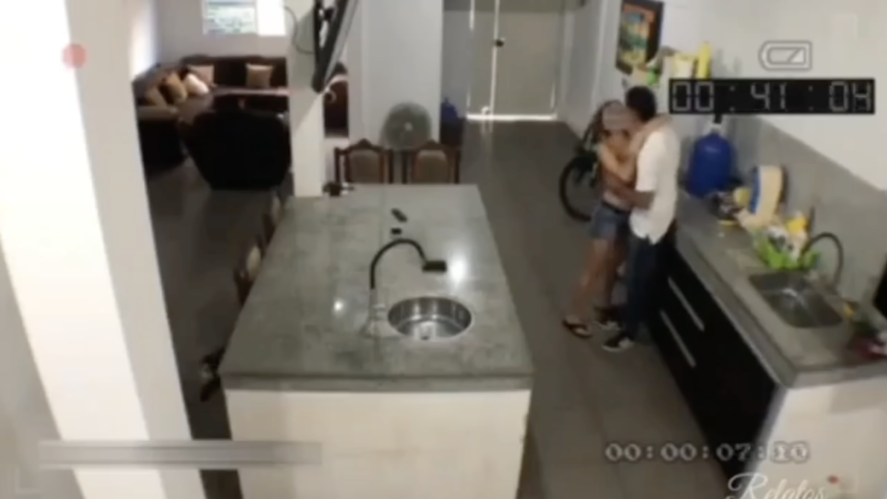 丈夫起身走到廚房，情夫只好轉換躲藏位置。（翻攝自YouTube）