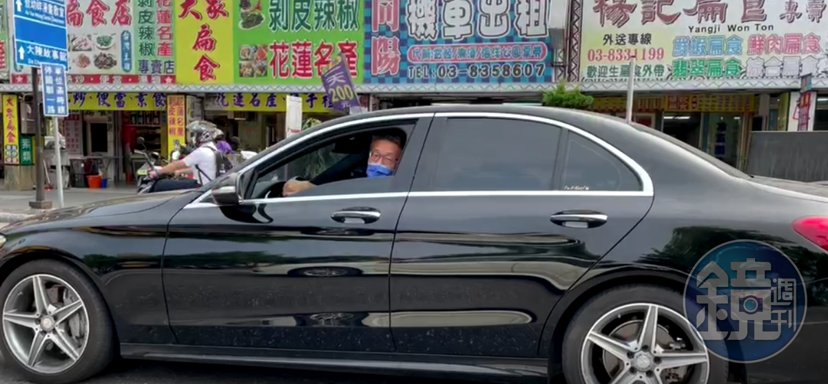 李男坐上友人坐車後不斷兜圈，友人向本刊解釋他沒有帶鑰匙。