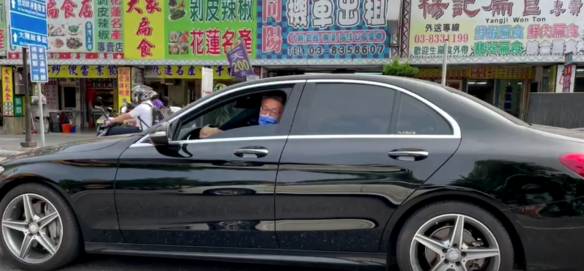 李男坐上友人坐車後不斷兜圈，友人向本刊解釋他沒有帶鑰匙。