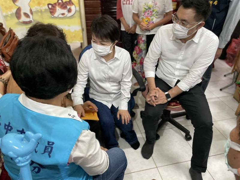 盧秀燕探視袁母，承諾協助處理袁淳修喪葬後事，並表示捐出一月所得。（讀者提供）