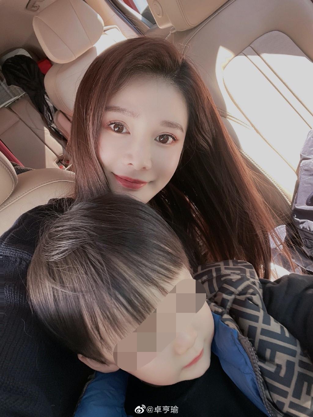 卓亨瑜近況曝光，育有3歲小孩的人妻，兒子有著一雙水汪汪大眼。（翻攝自卓亨瑜微博）