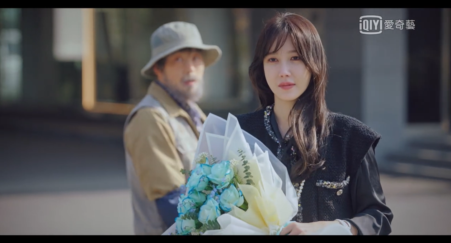 《Penthouse上流戰爭》第二季最後李智雅(右)拿著藍玫瑰迎接剛從美國回來的朴殷碩,下一秒卻目睹悲劇。(翻攝自愛奇藝國際站)