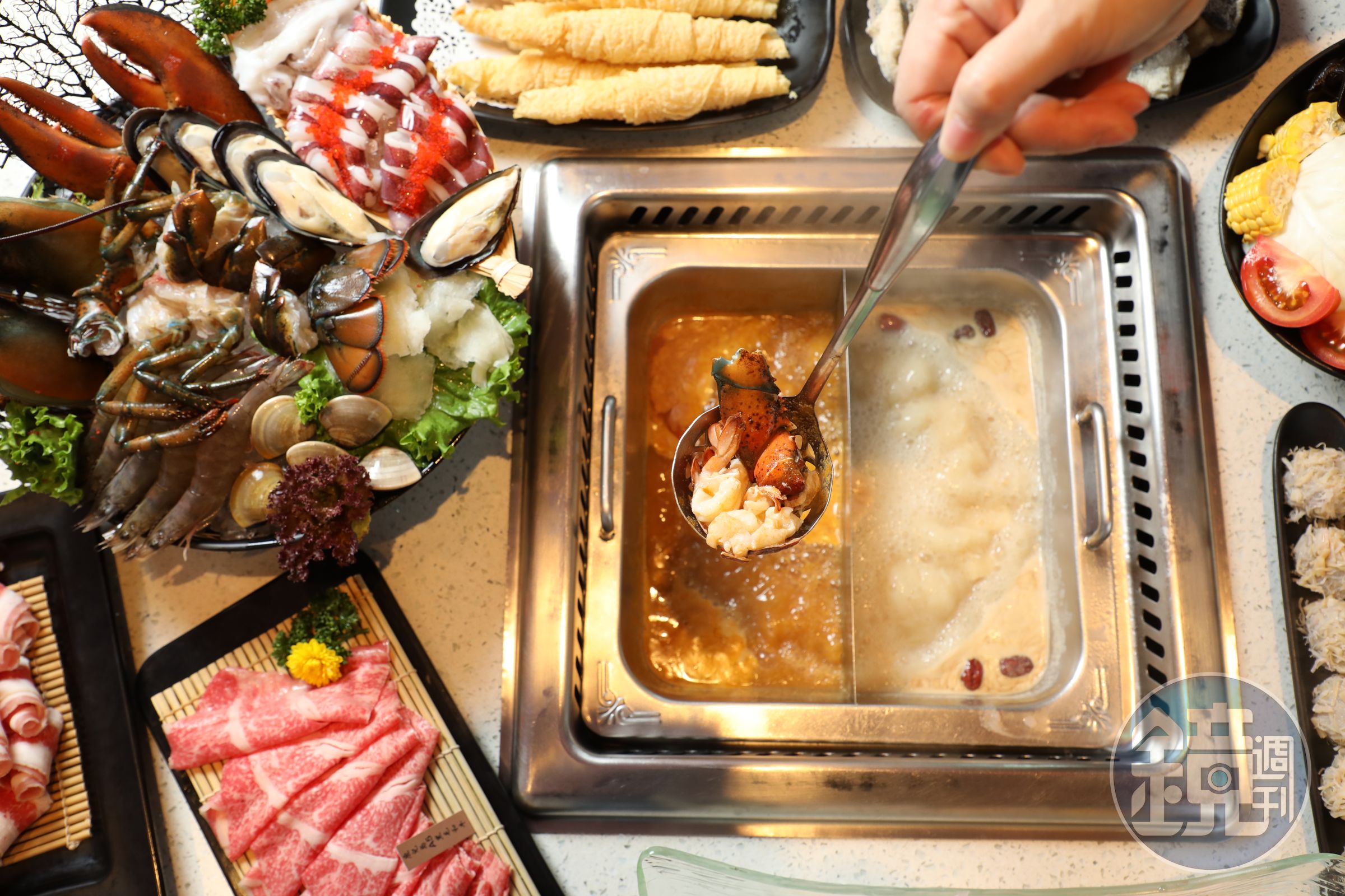「美滋鍋」推出期間限定的「帝皇龍蝦湯泡飯湯鍋」（左，鴛鴦鍋395元、單鍋690元），豪華度破表，配上「膠原蛋白養顏美容鍋」（右，鴛鴦鍋375元）很受女性客人歡迎。