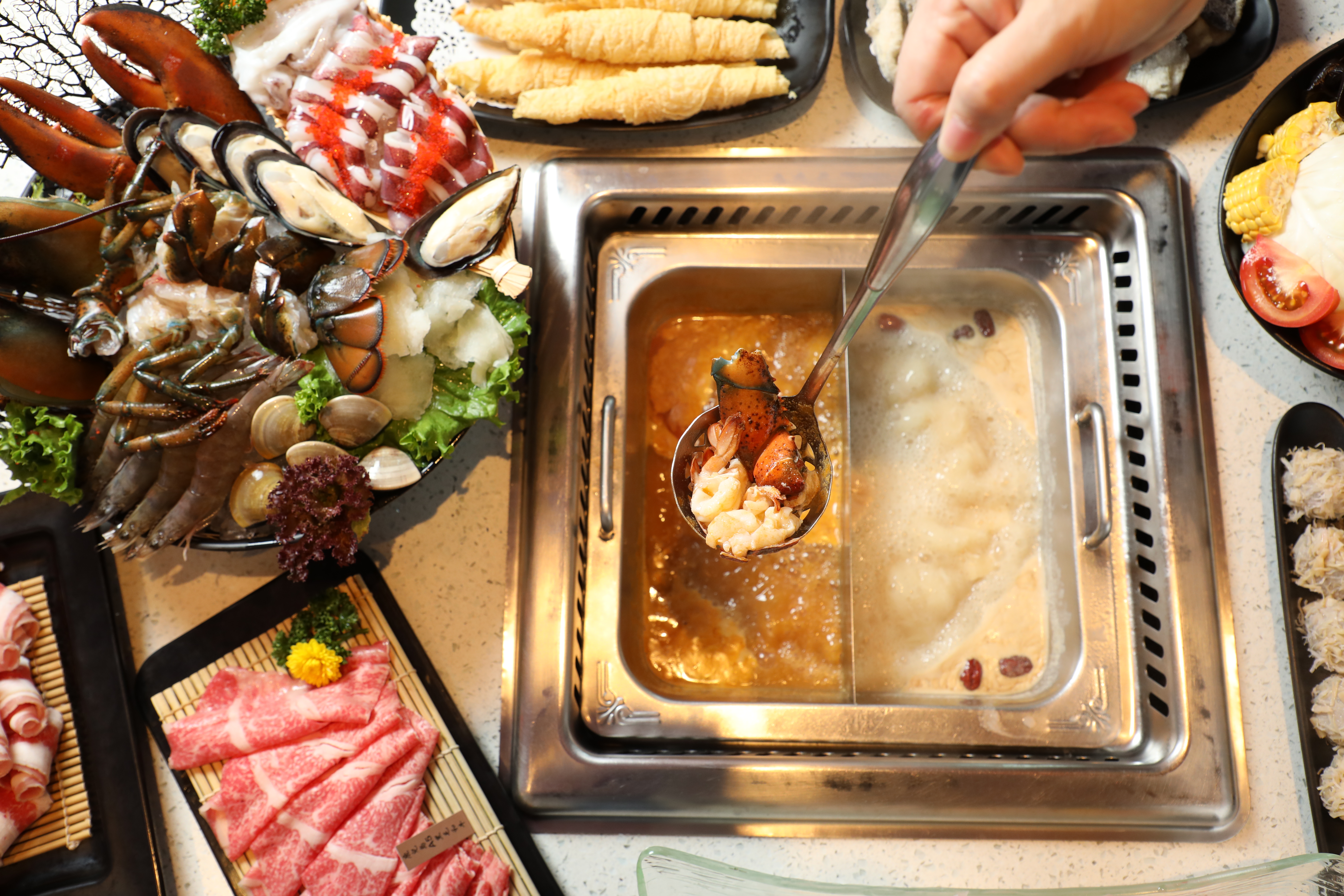 「美滋鍋」推出期間限定的「帝皇龍蝦湯泡飯湯鍋」（左，鴛鴦鍋395元、單鍋690元），豪華度破表，配上「膠原蛋白養顏美容鍋」（右，鴛鴦鍋375元）很受女性客人歡迎。