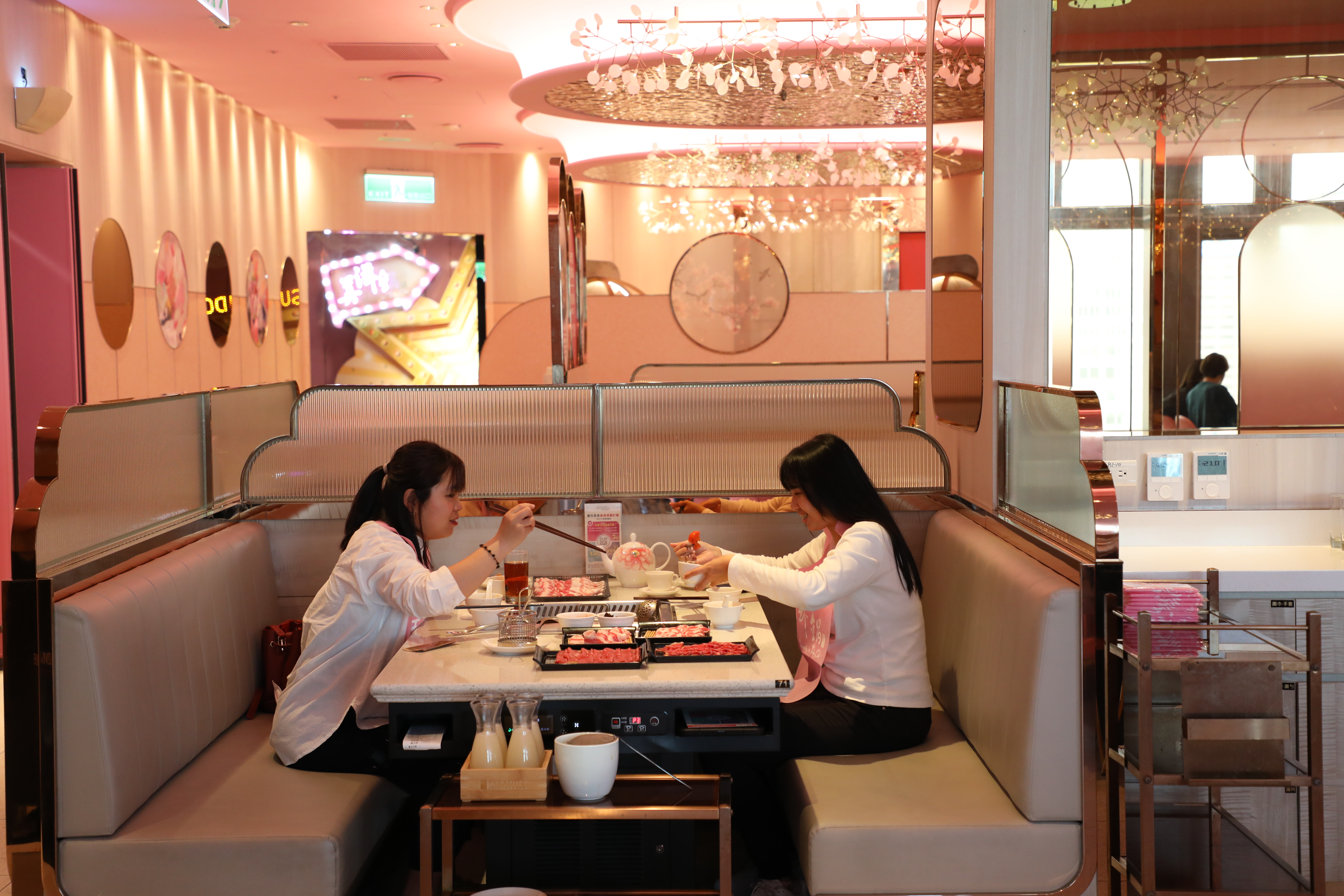 環境舒適、服務貼心，甚至許多食材都可點半份的「美滋鍋」，是許多女孩聚會的首選。