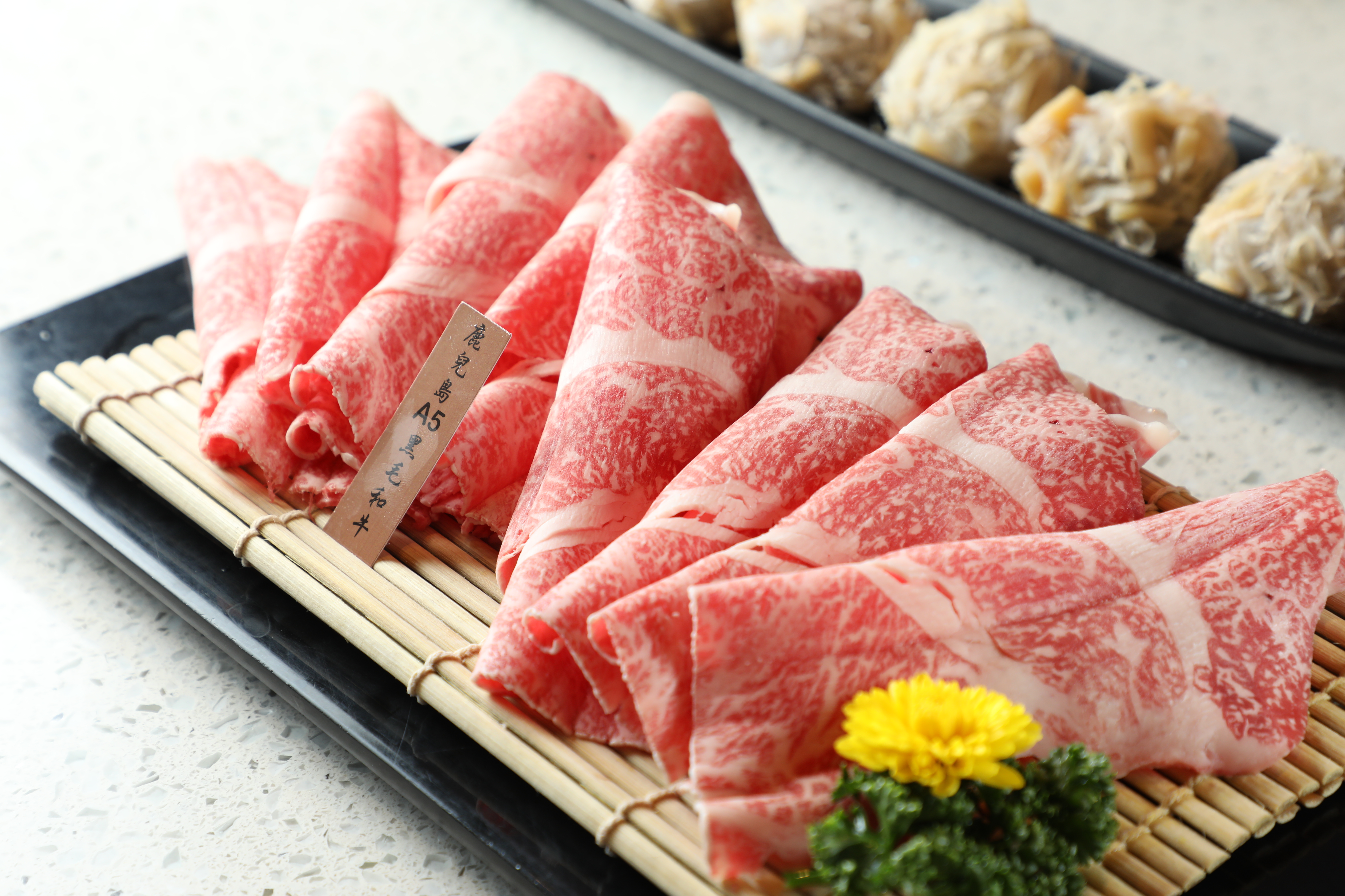 腴美軟嫩的「鹿兒島A5黑毛和牛」哪種鍋底都好吃。（488元／份，圖中為2份）