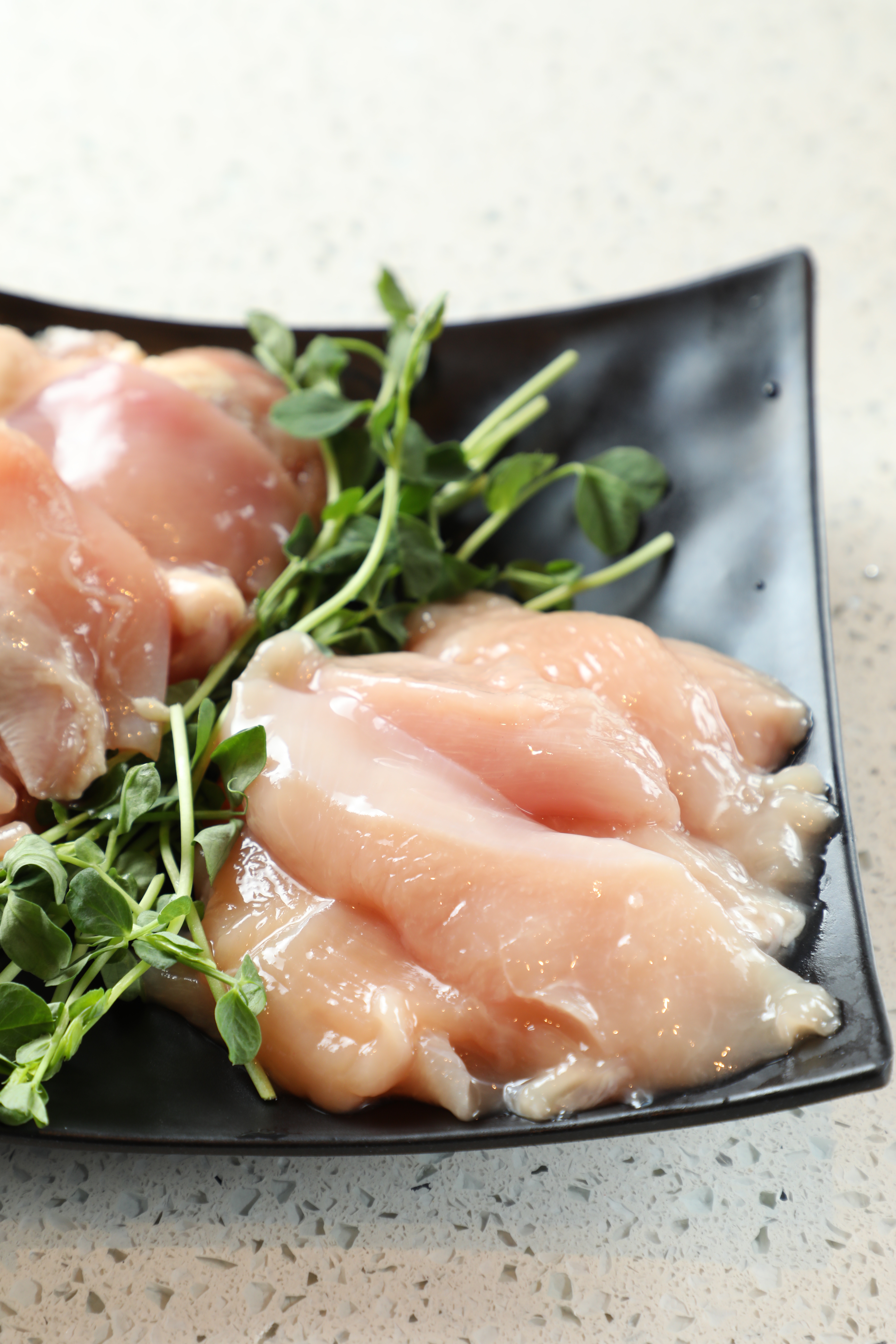 特地為健身中的人預備了「去骨雞腿肉」（左，150元／份）與「低脂雞胸肉」（右，120元／份）。