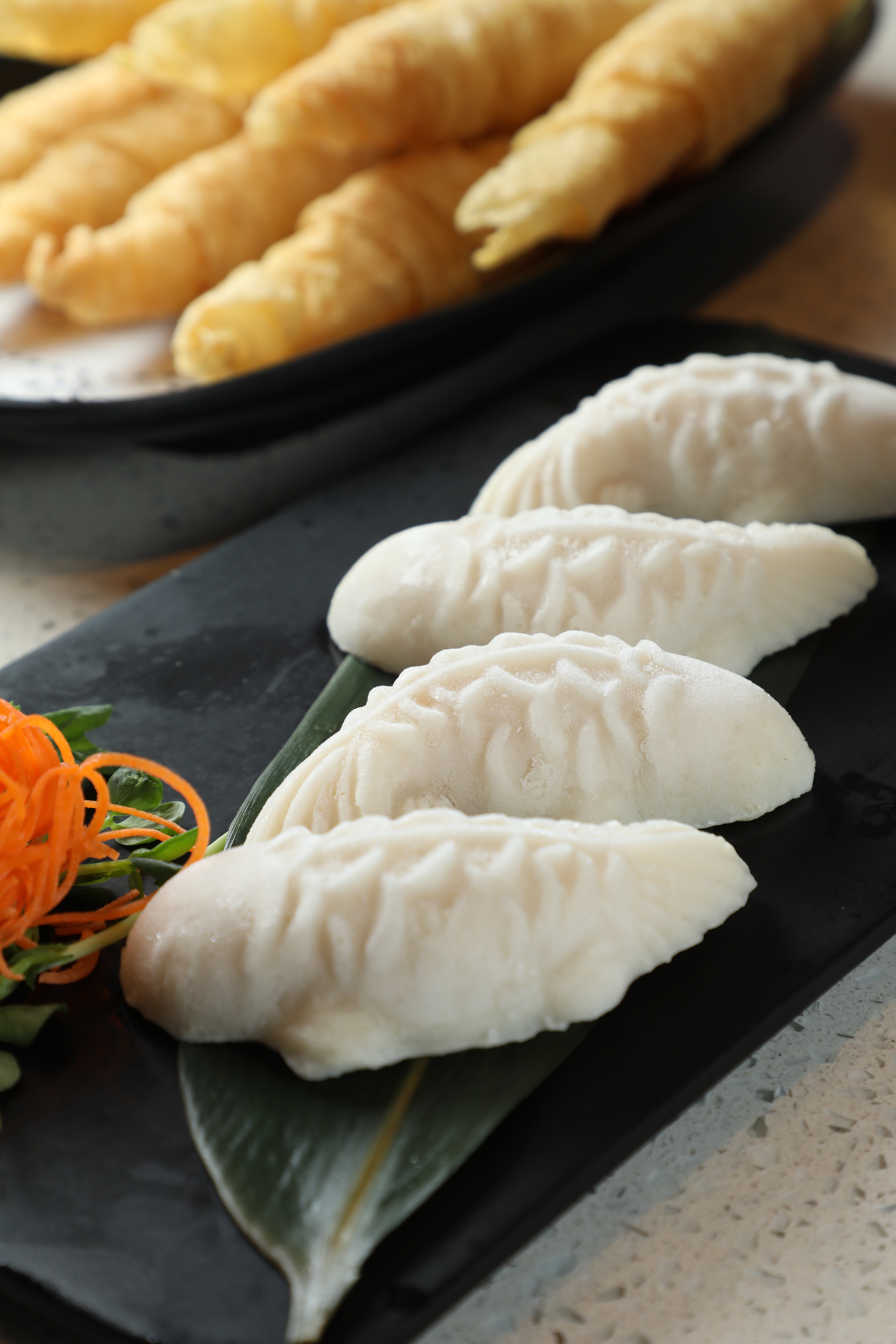 「美滋鍋自製魚豆腐」（前，272元／4隻）和「招牌炸響鈴」（後，230元／份）是兩樣會讓人念念不忘，而且在別家吃不到的食材。