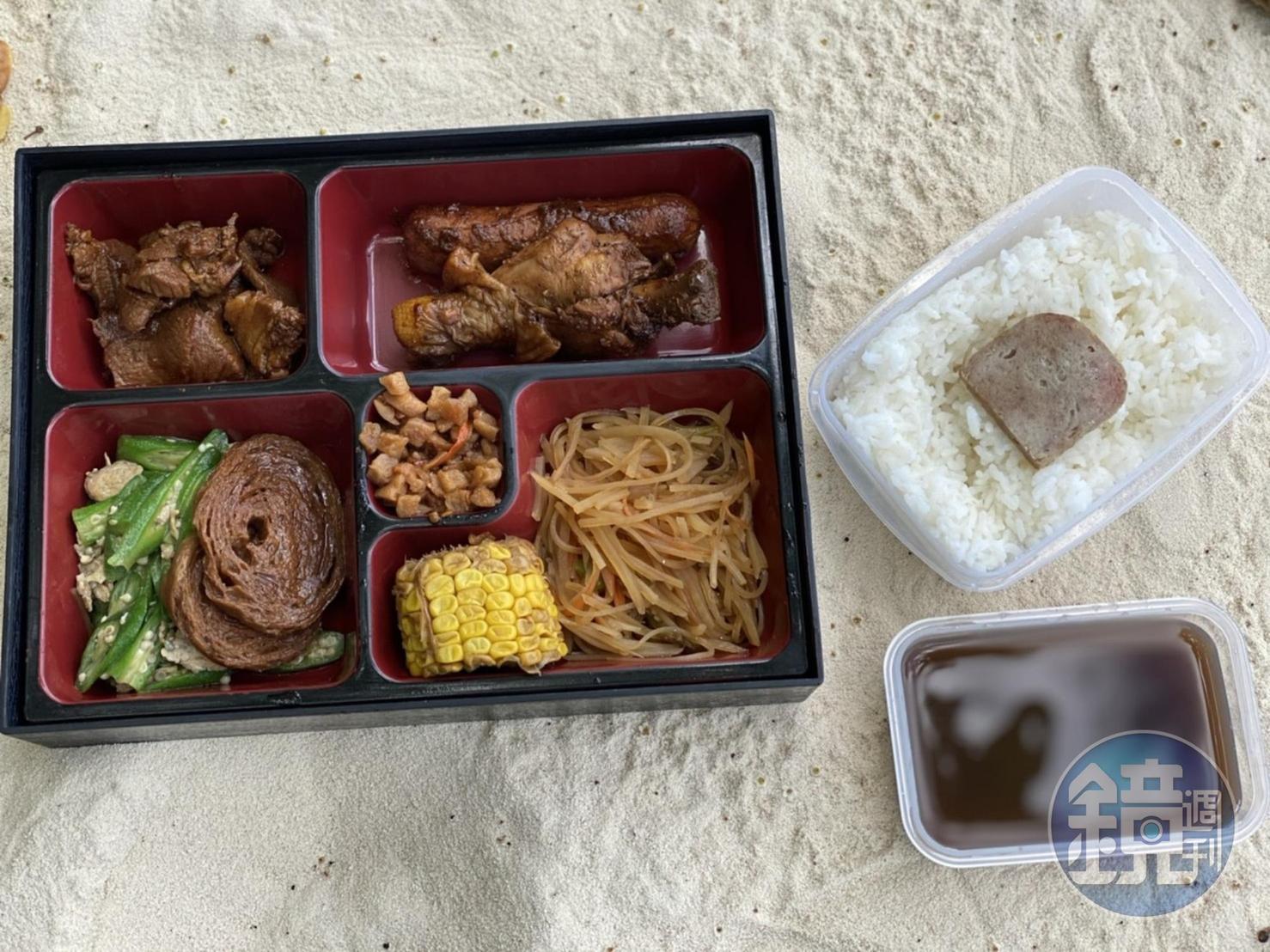 午餐飯盒,有白飯、兩主菜與多種配菜、甜湯。
