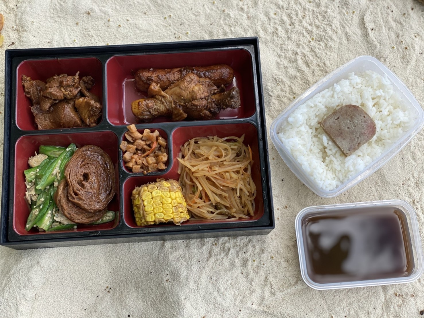 午餐飯盒，有白飯、兩主菜與多種配菜、甜湯。