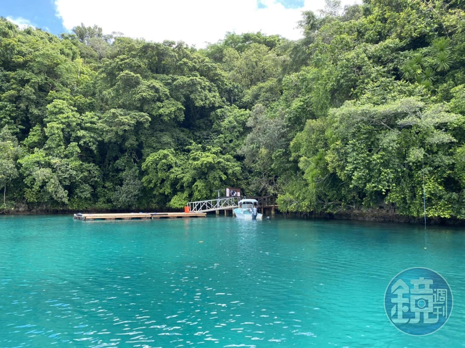 水母湖入口處的停船碼頭,需要在此先清洗身體,洗掉沙子以免影響水母生長的環境。