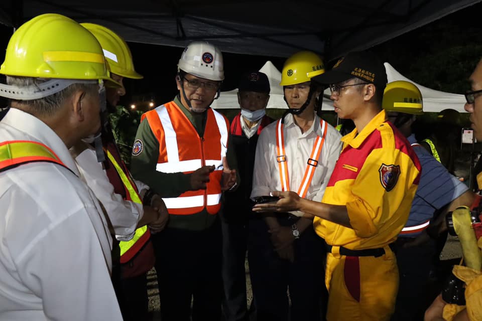 交通部長林佳龍前往事故現場了解狀況。（翻攝自林佳龍臉書）