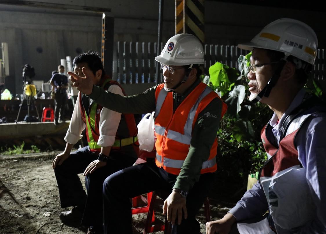 台灣世曦的技師已經抵達事故現場，為隧道進行全面的結構安全檢測。（翻攝自林佳龍臉書）