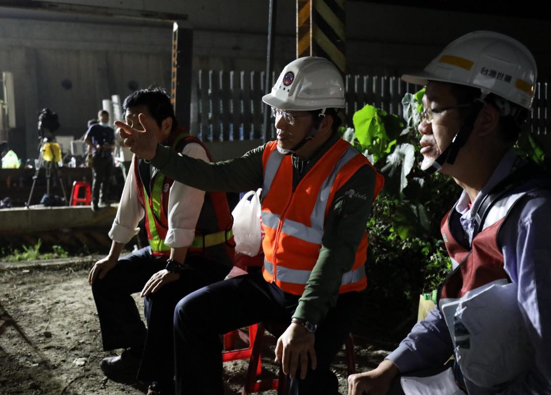 台灣世曦的技師已經抵達事故現場，為隧道進行全面的結構安全檢測。（翻攝自林佳龍臉書）