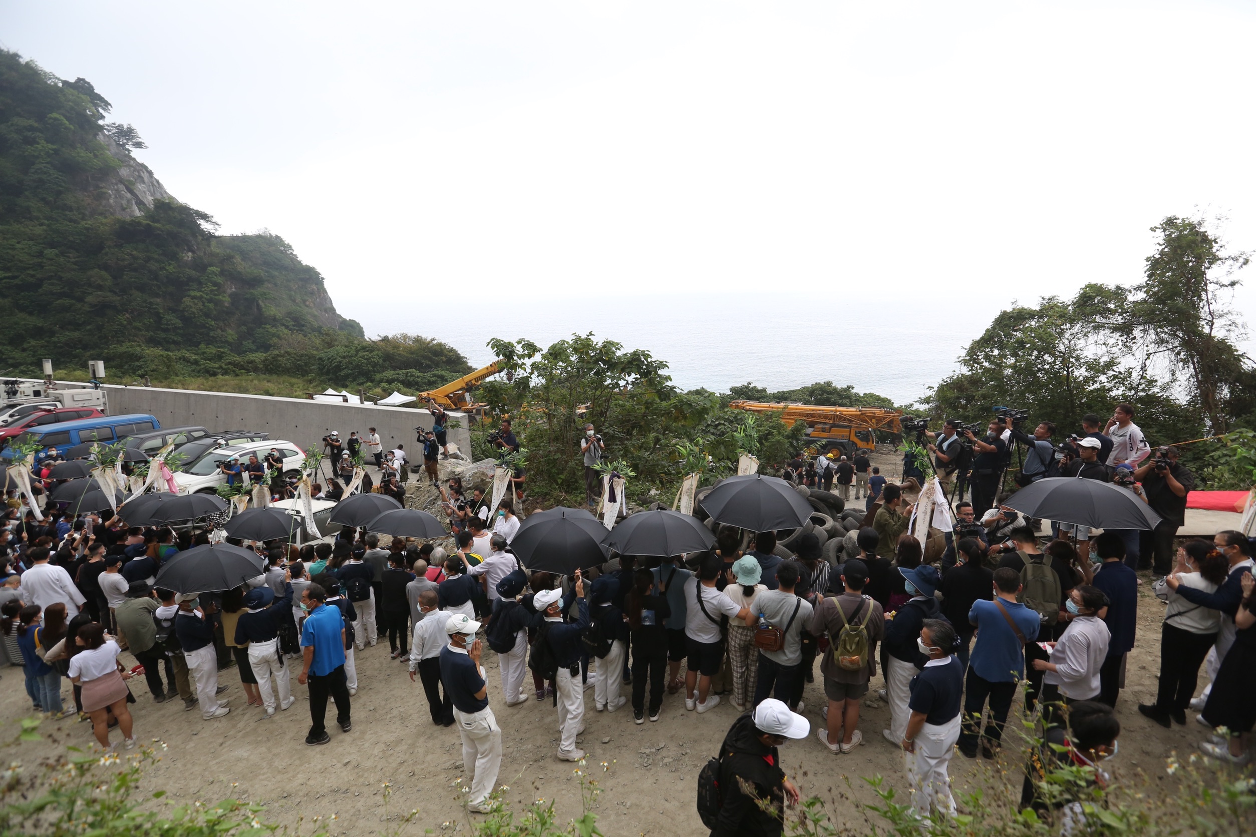 台鐵太魯閣號出軌意外發生後，家屬到事故現場招魂，場面令人鼻酸。