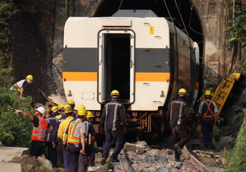 台鐵408班次太魯閣號2日發生重大意外,有網友認為意外原因與台灣人的民族性有關。(翻攝林佳龍臉書)