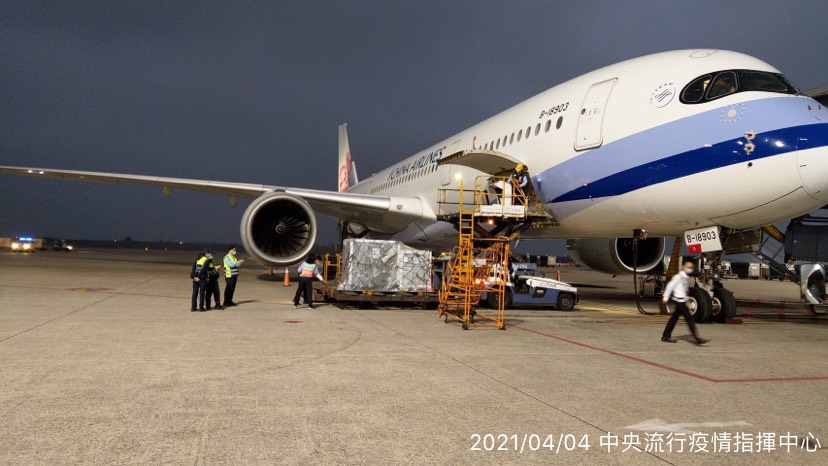 有消息指出我國首批的莫德納疫苗有望在月底抵台；圖為我國透過COVAX機制取得的首批AZ疫苗抵台時之機場畫面。（中央流行疫情指揮中心提供）