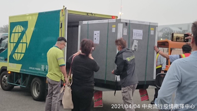 COVAX首批19.92萬劑AZ疫苗今晨抵台。（中央流行疫情指揮中心提供）