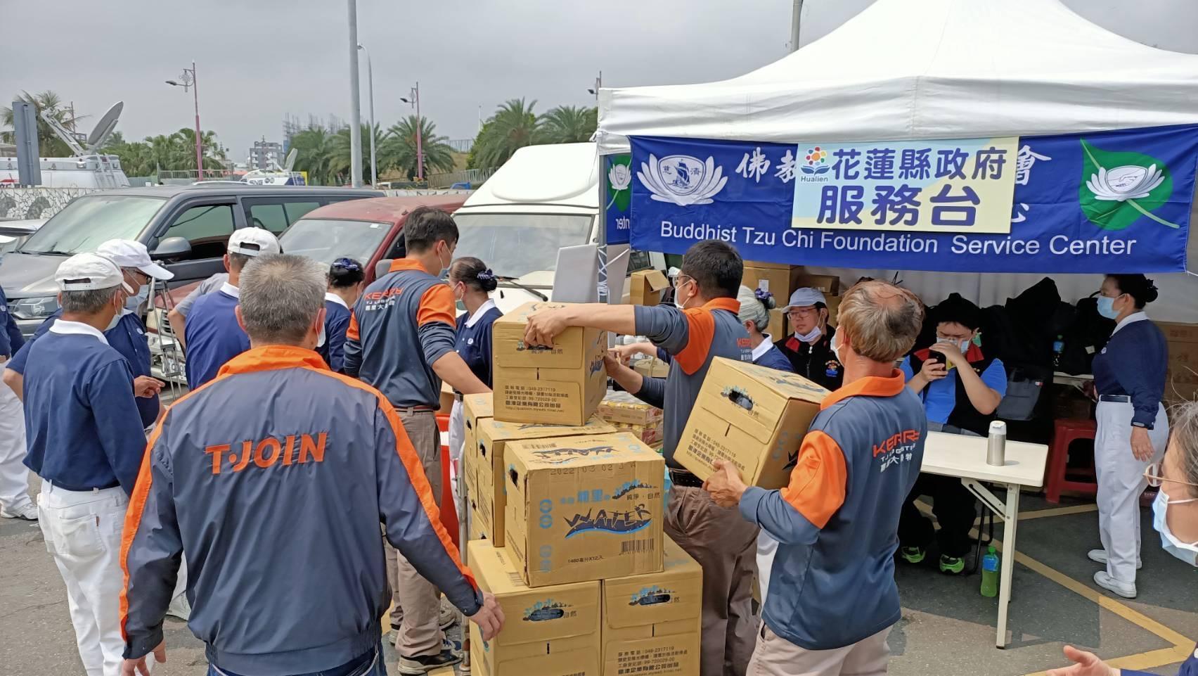 嘉里大榮物流公司第一時間投入人道救援,在事故現場提供水、飲料給受難者家屬、救災人員。(嘉里大榮提供)