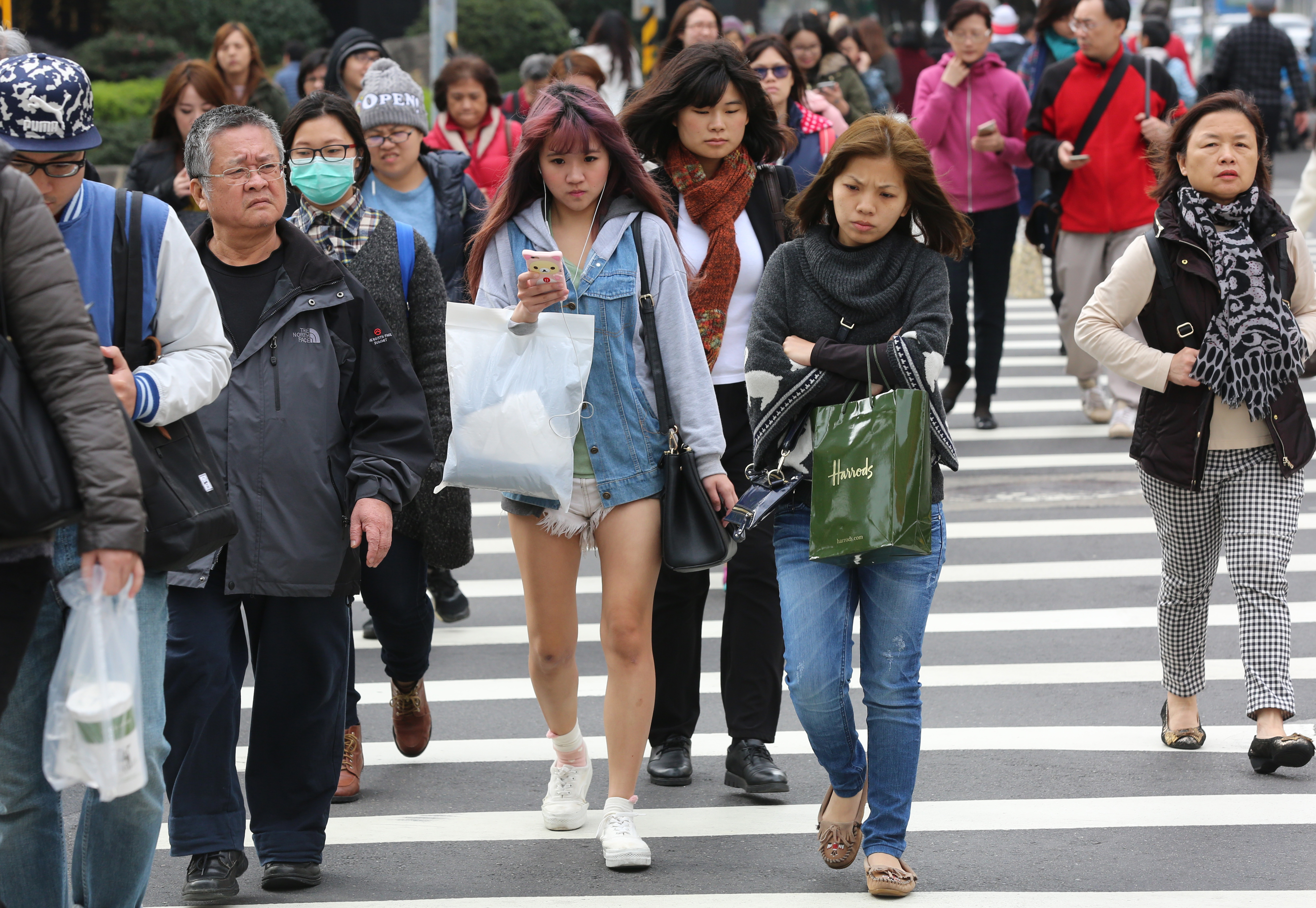 北台灣今天轉涼，民眾要留意溫差變化，調整穿著。（本刊資料照）