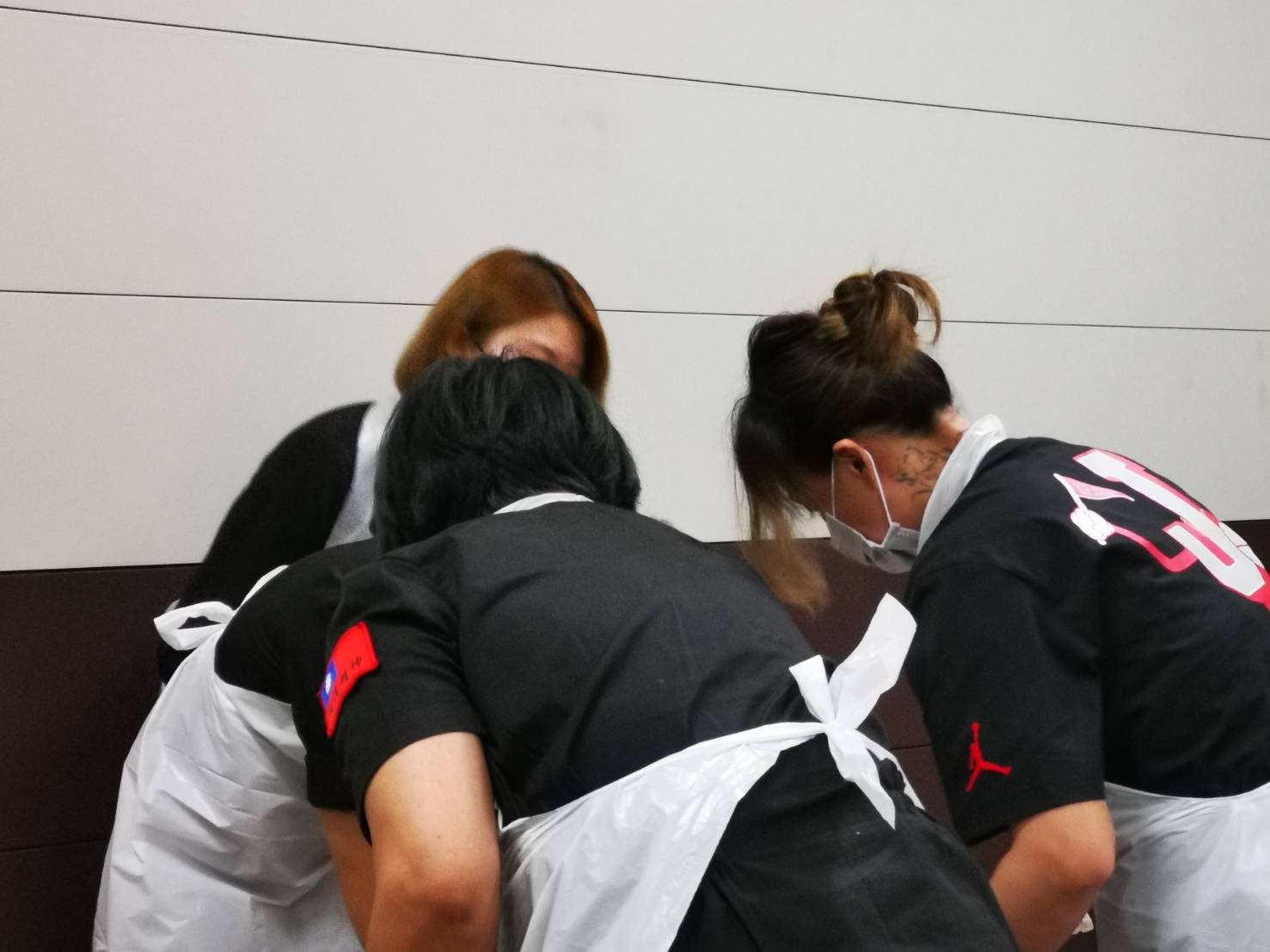 「76行者」修復師正在研究修補事宜。(陳修將提供)