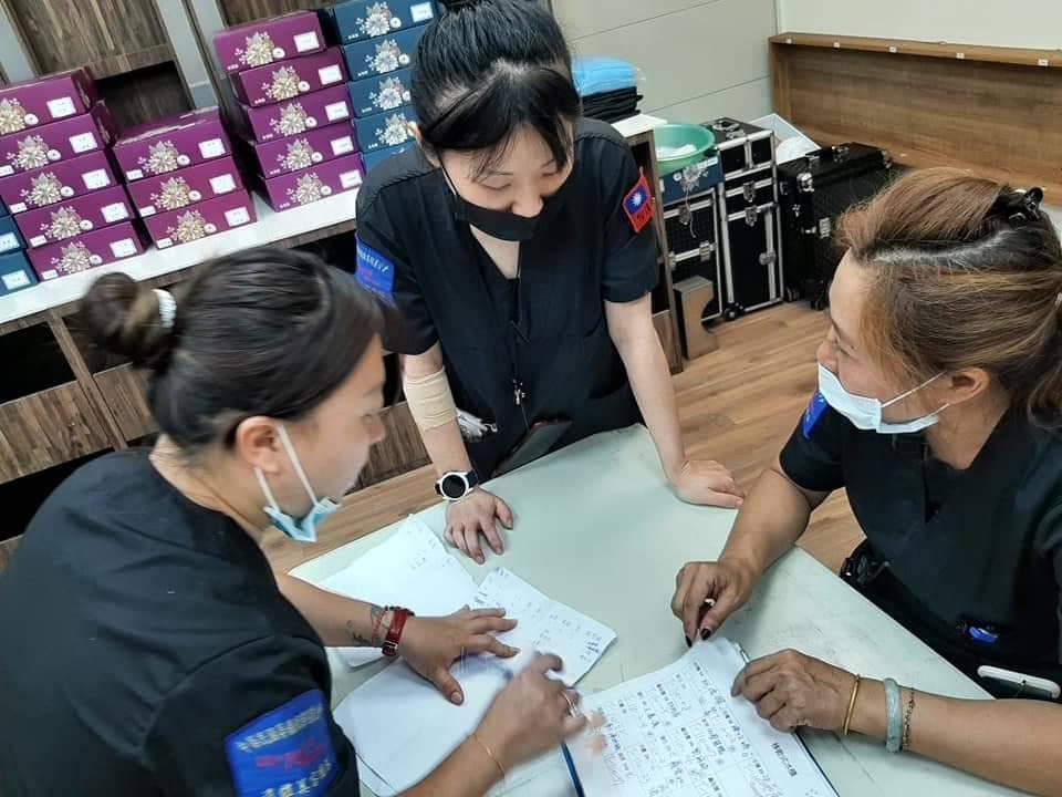 遺體修復師正在研究討論大體修補事宜。（陳修將提供）