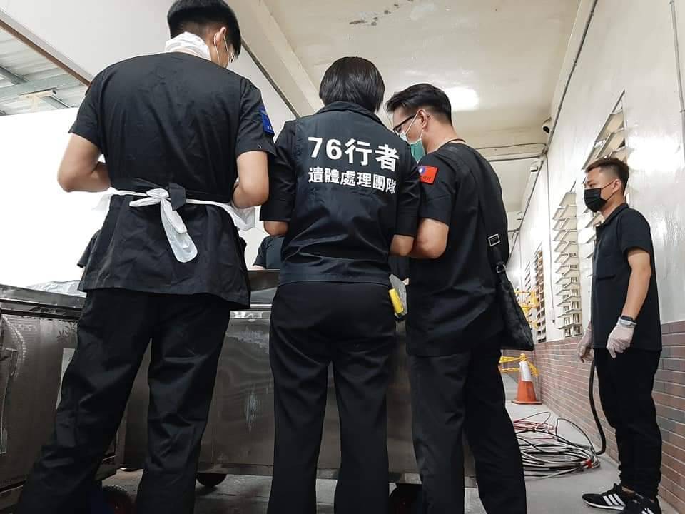 遺體修復師正聚精會神研究如何修補大體。（陳修將提供）