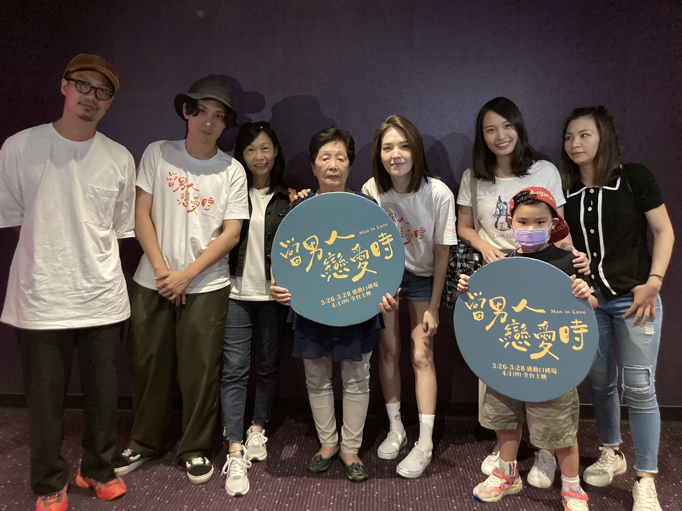 導演殷振豪（左二）、許瑋甯（右三）與導演家人合照。（金盞花大影業提供）