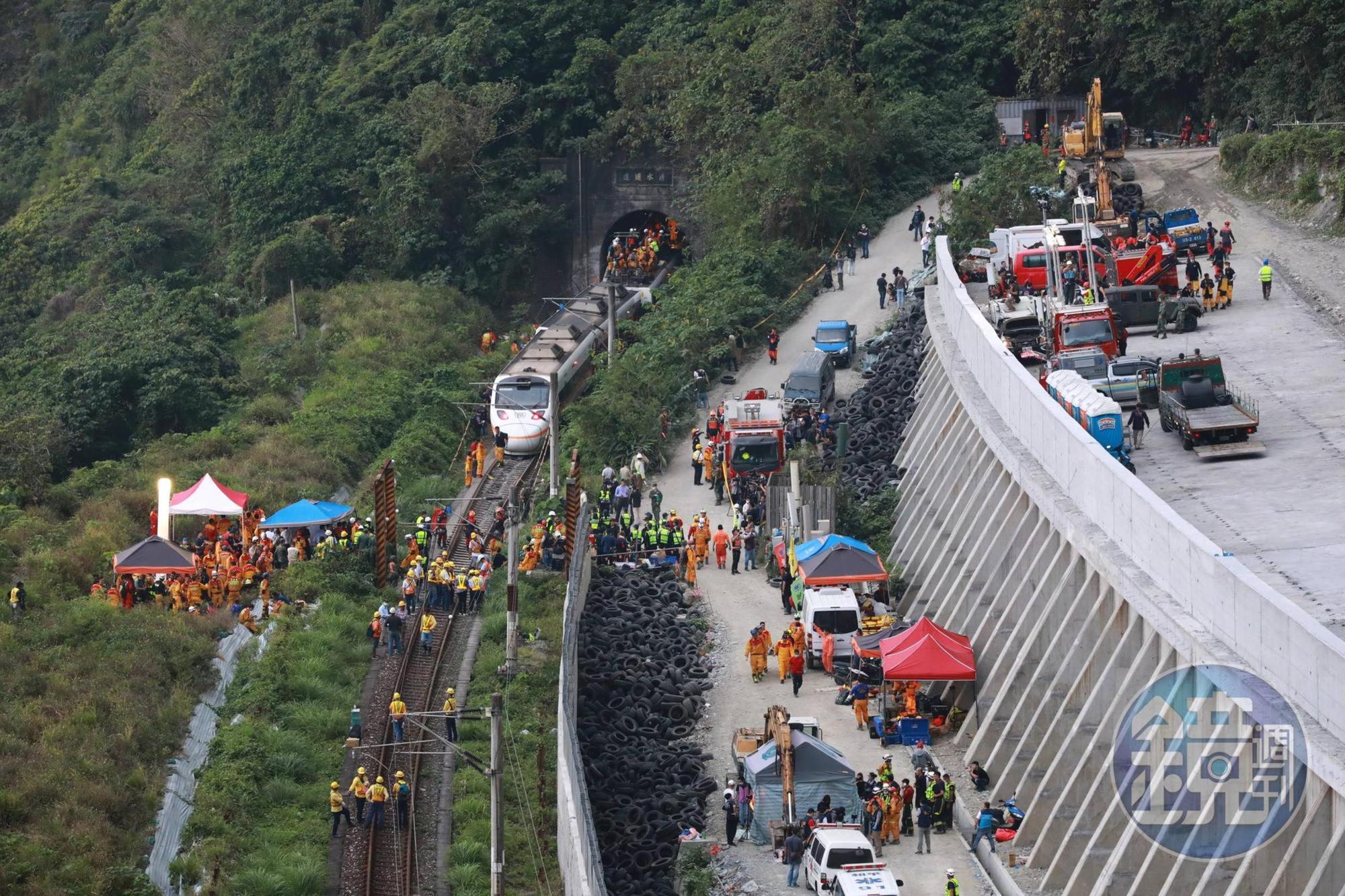 違規工程車早橫躺在軌道上,當太魯閣號發現時已來不及煞車。