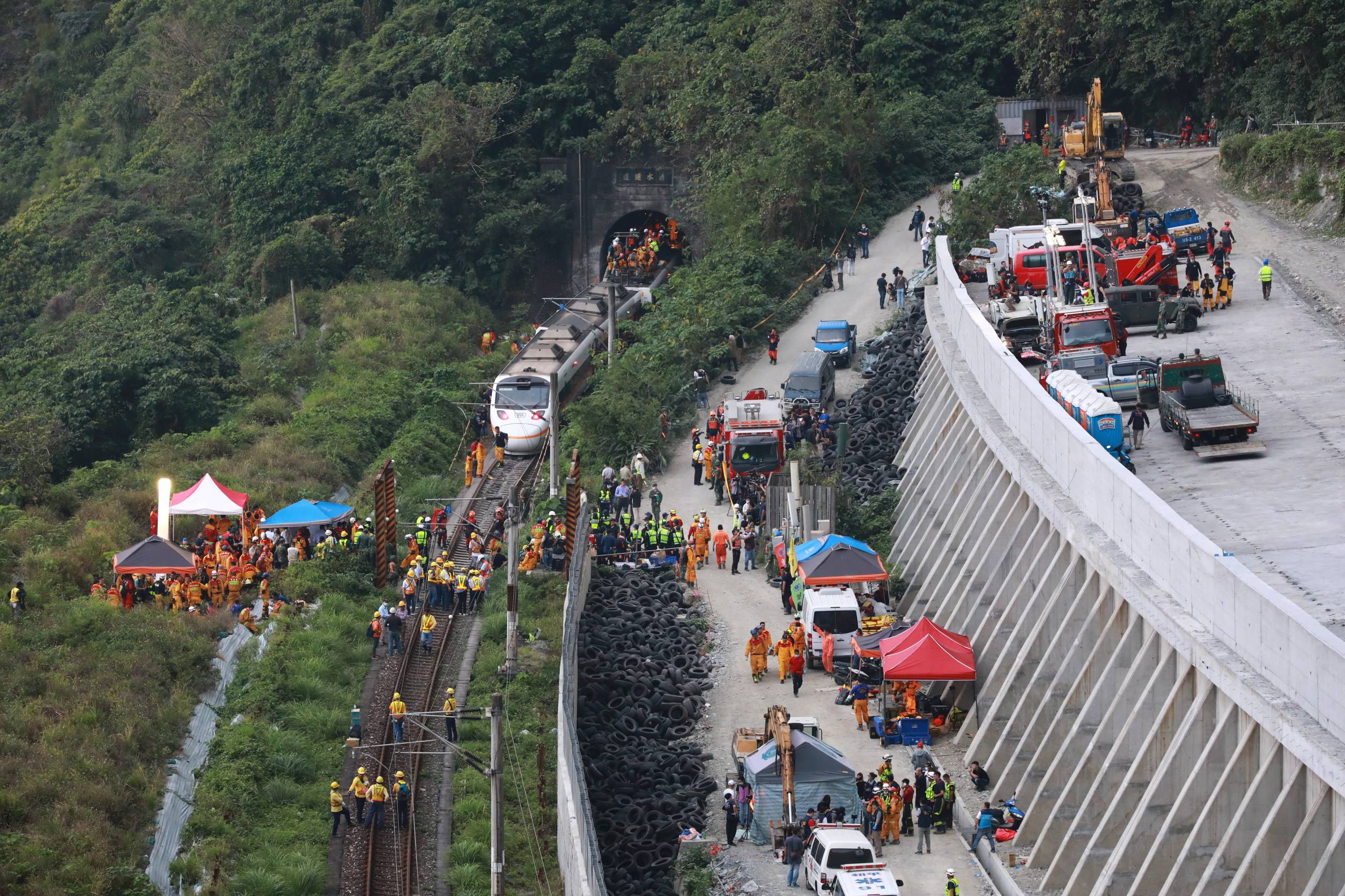 違規工程車早橫躺在軌道上，當太魯閣號發現時已來不及煞車。