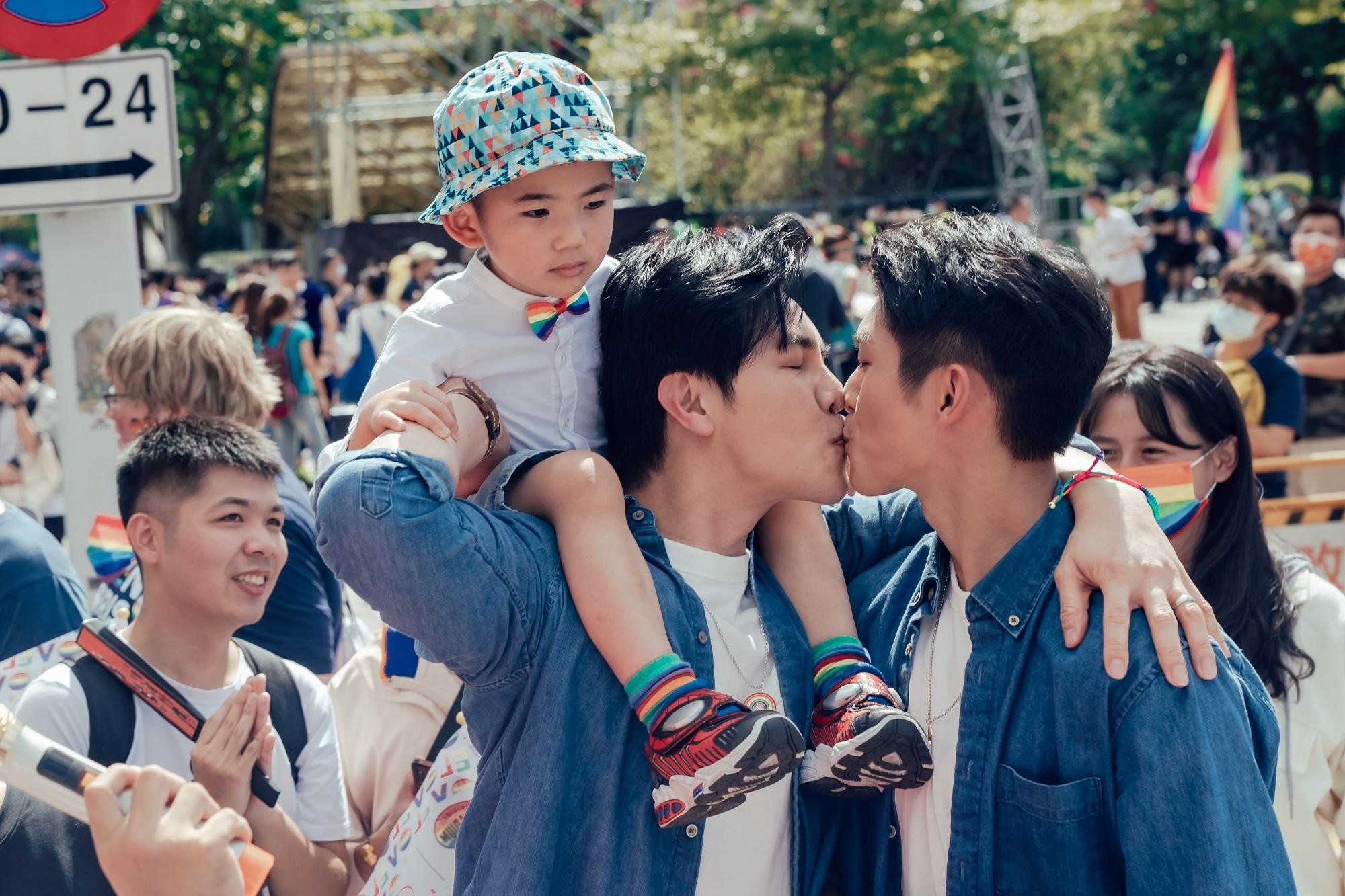 謝佳見（右2）、林輝瑝（右1）去年為《酷蓋爸爸》拍攝，現身同志遊行。（GagaOOLala提供）