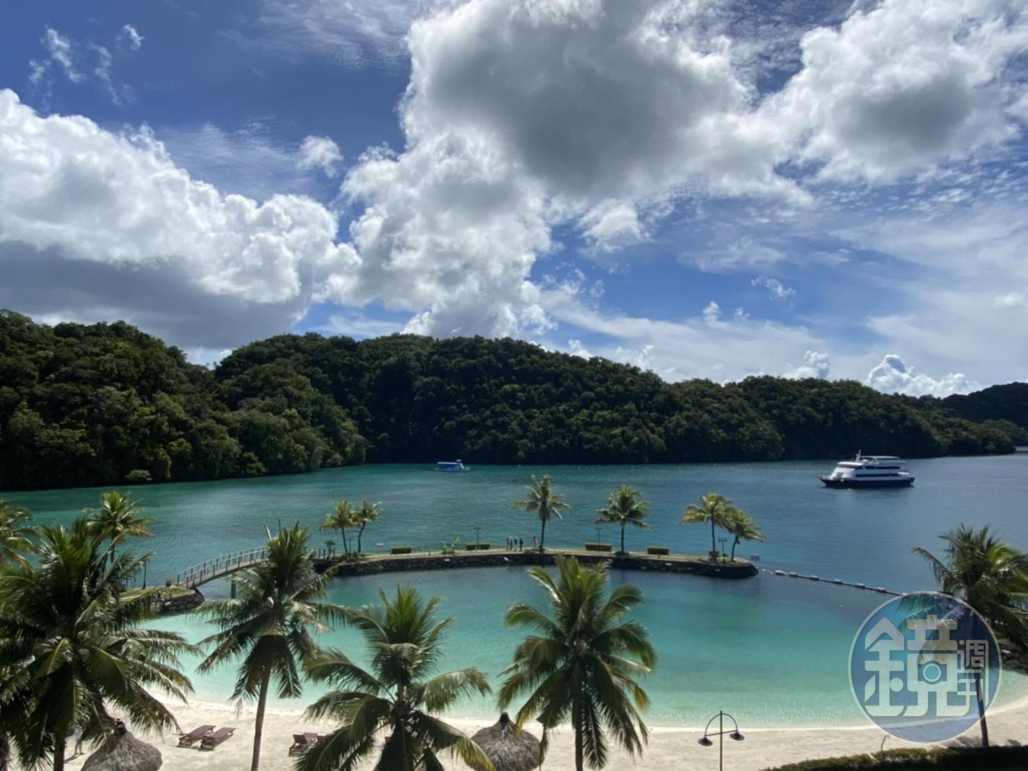 帛琉老爺大酒店的海水游泳池，這天的天氣也非常好。