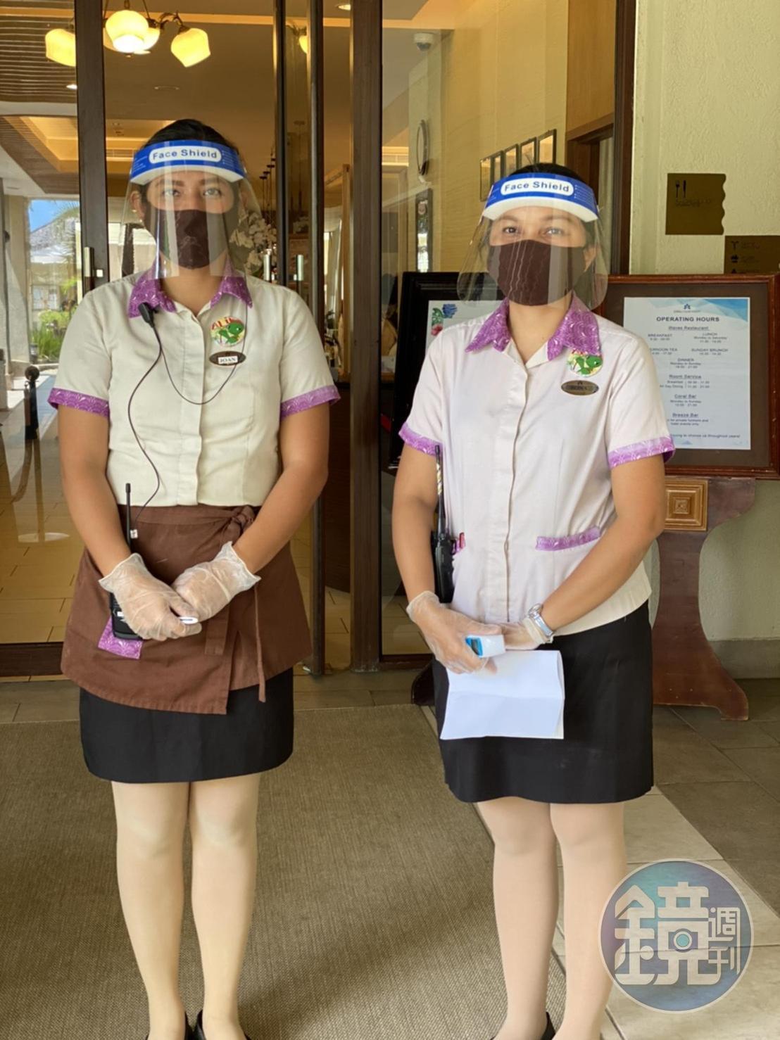 進入餐廳前，旅客會先量體溫、噴酒精，並拿取塑膠手套。