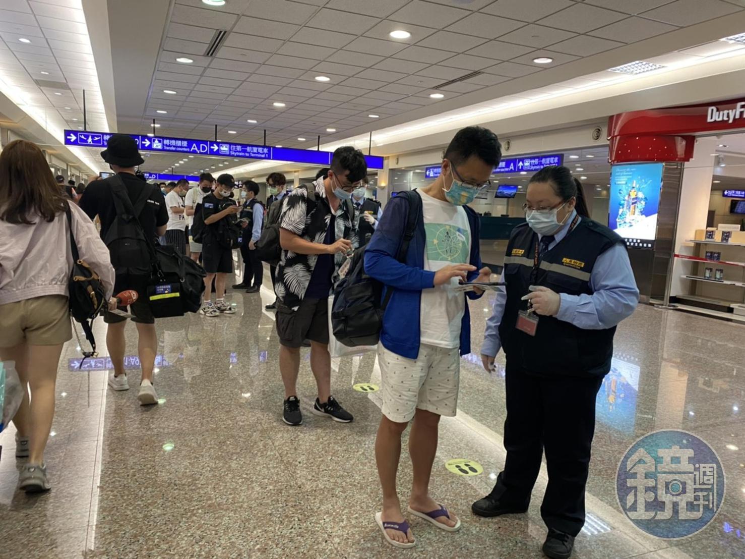 旅客下機後，政府會寄檢疫切結書給旅客，會有專人一一確認。