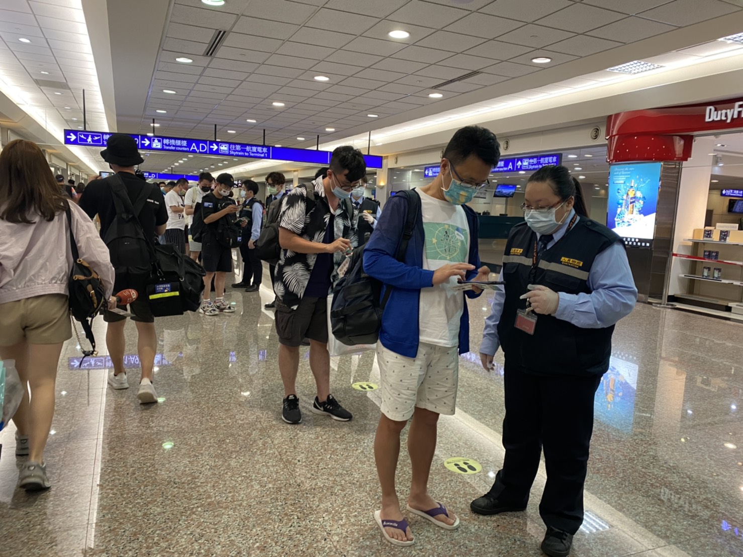 旅客下機後，政府會寄檢疫切結書給旅客，會有專人一一確認。