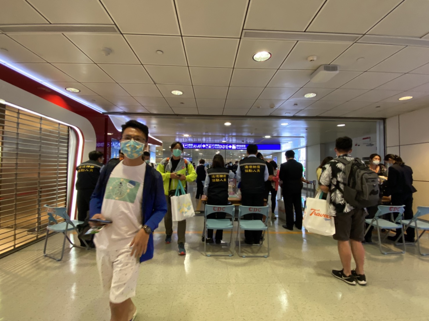 檢查完畢後才可繼續向前走。