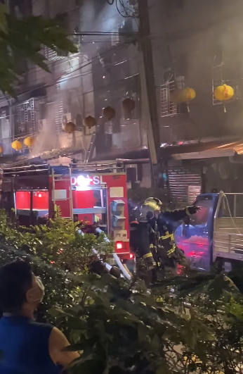 新北市中和區景平路的一處民宅今晨驚傳火警。(翻攝自我是中和人臉書社團)