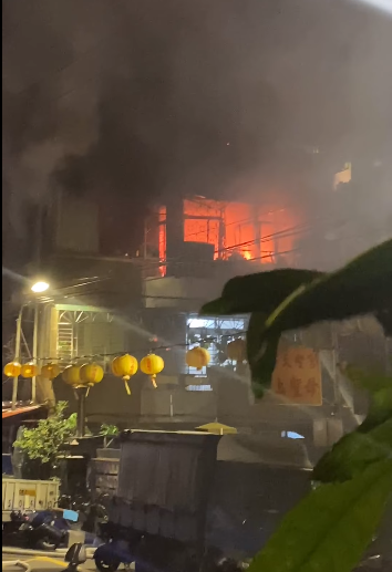 新北市中和區景平路的一處民宅今晨驚傳火警。(翻攝自我是中和人臉書社團)